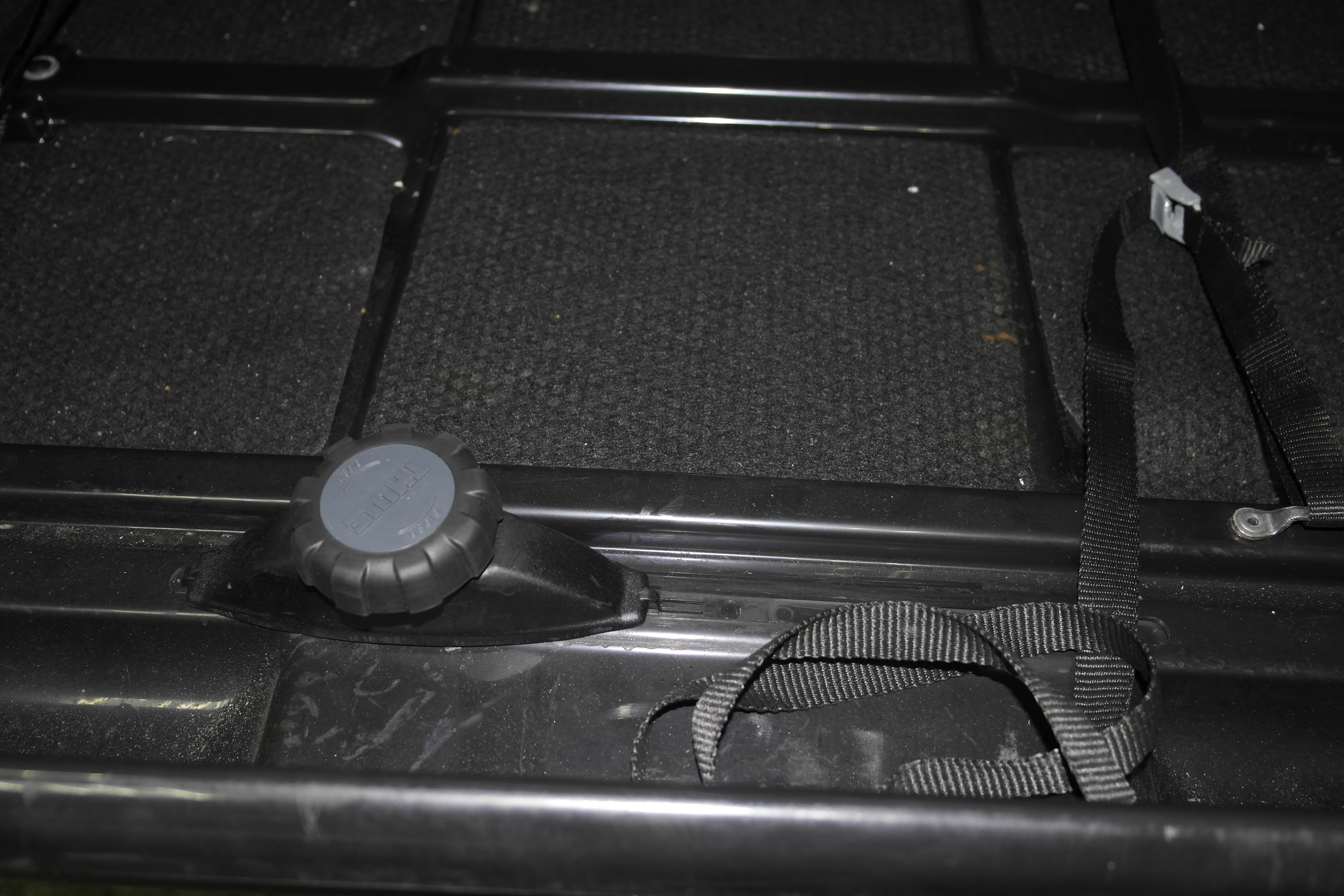 Автобокс Thule Dynamic 900 белый глянец Б/У