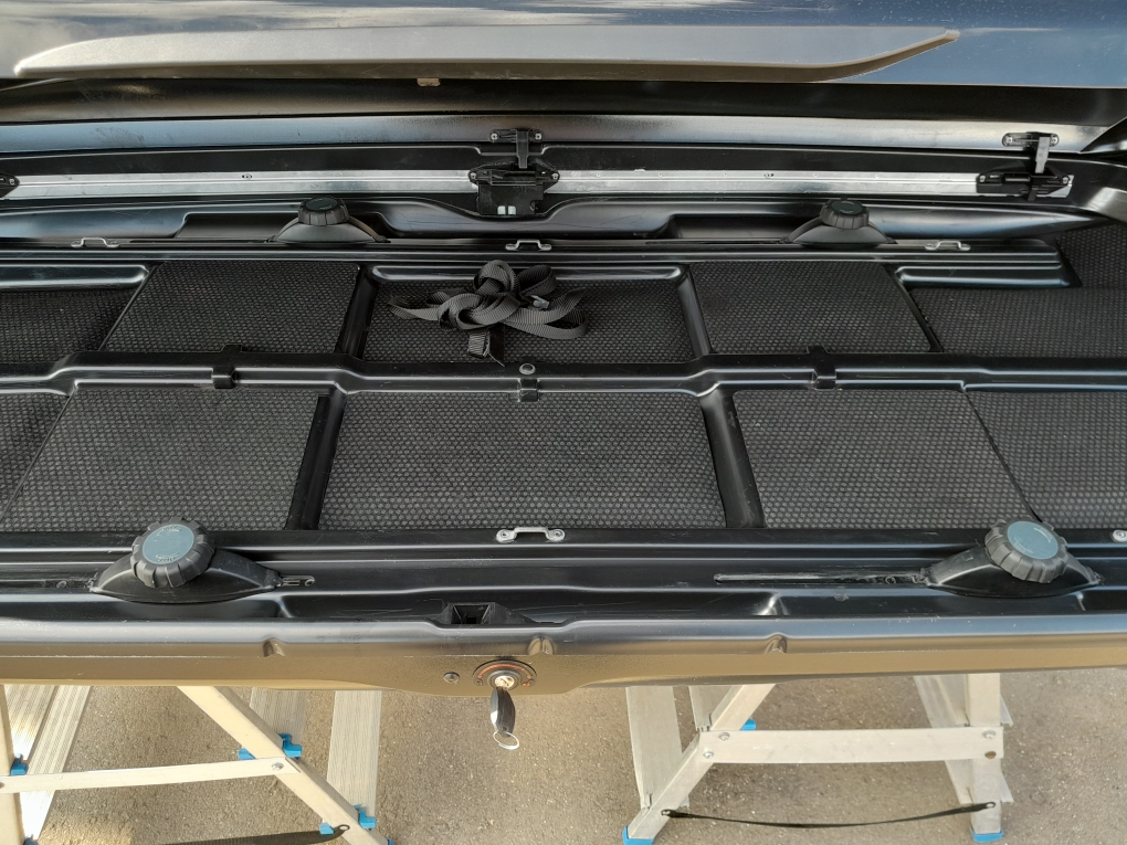 Автобокс Thule Dynamic 900 чёрный глянец Б/У