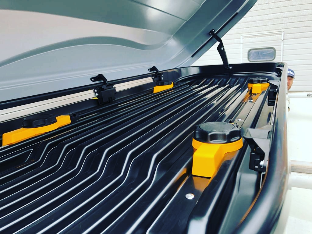 Автобокс на крышу ED Magnum 390 black glossy quick release (ЕД Магнум 390 черный глянцевый быстросъем)