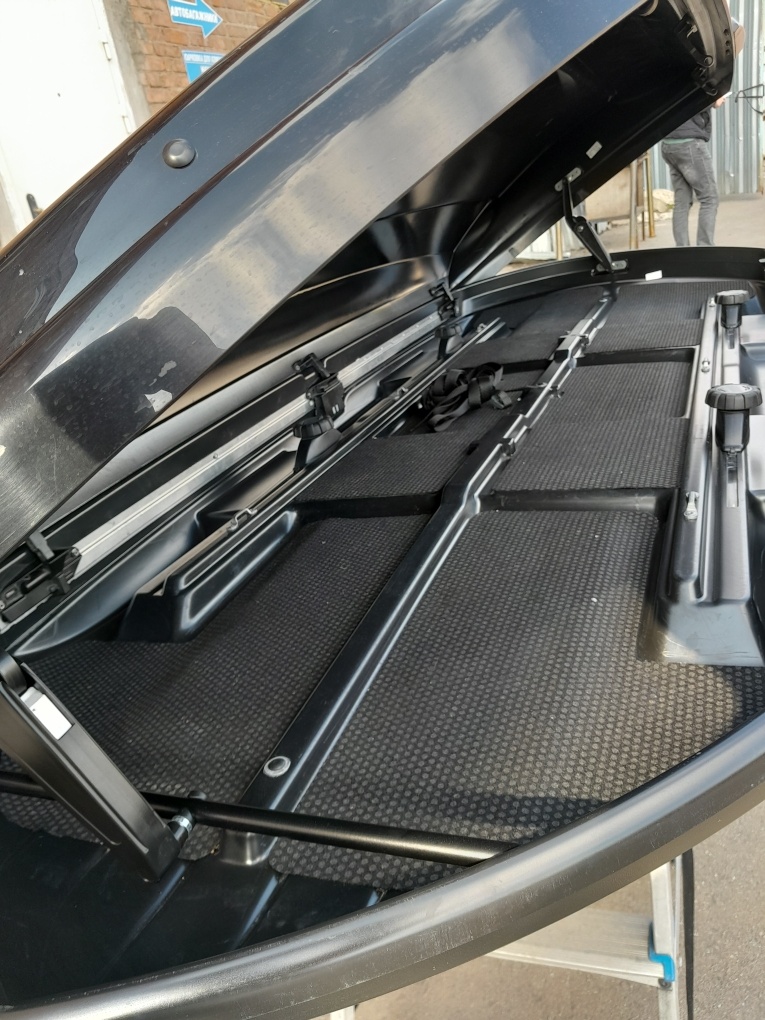 Автобокс Thule Dynamic 900 чёрный глянец Б/У