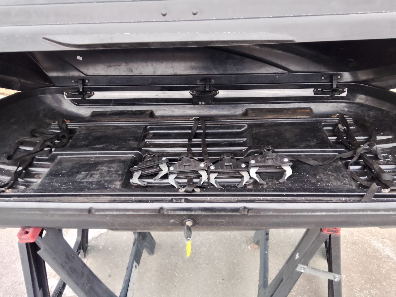 Автобокс Thule Motion 200 чёрный глянцевый Б/У 002 Э