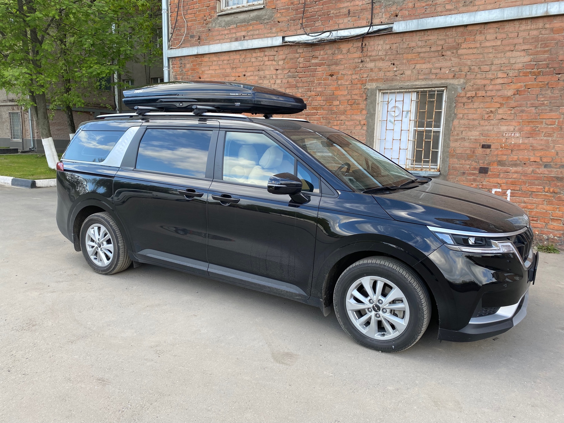 Автобокс Thule Dynamic 900 чёрный глянец Б/У