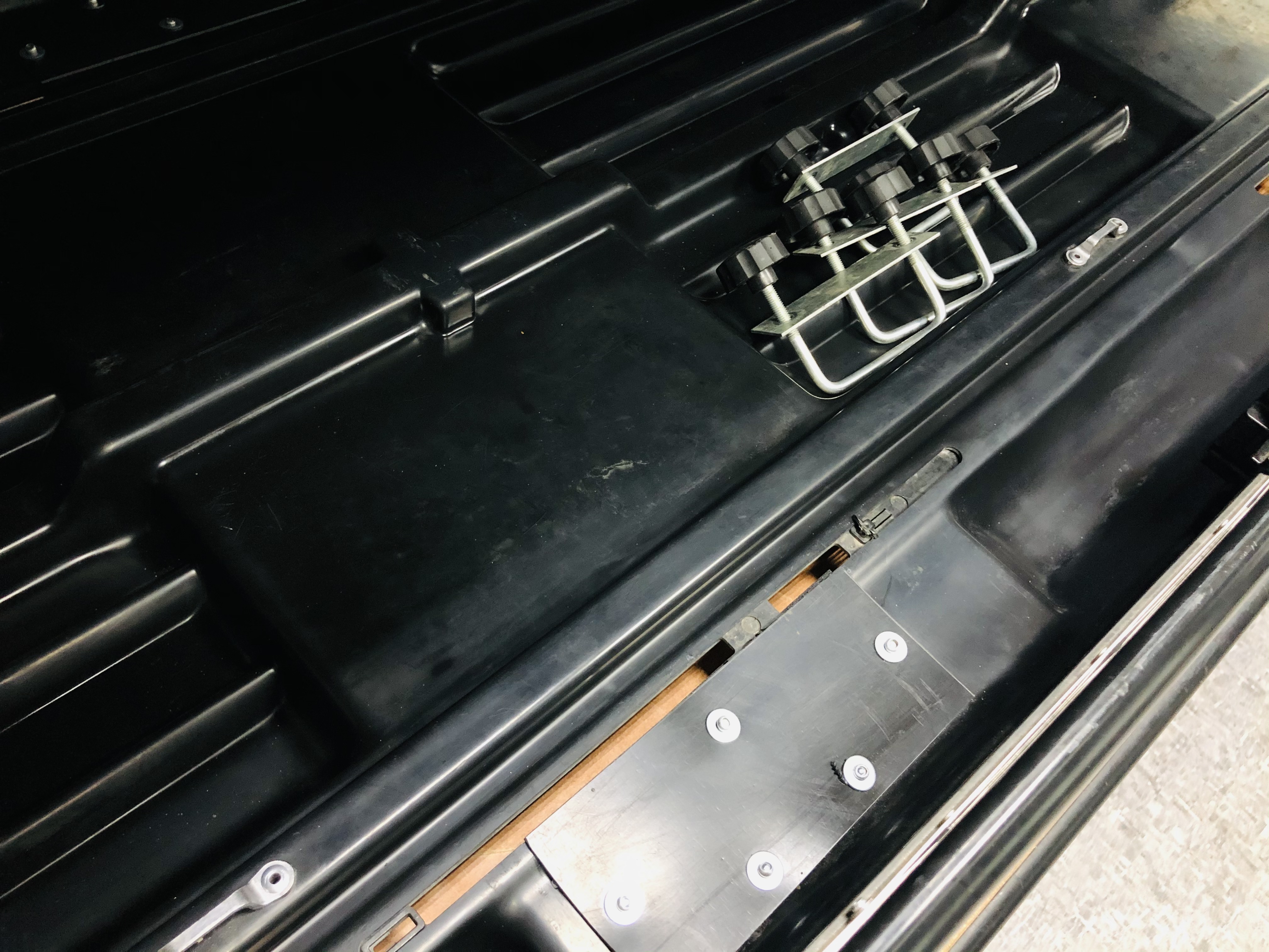 Автобокс Thule Motion 800 белый глянцевый Б/У ремонтный